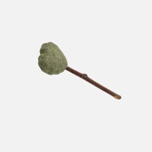 Ce jouet conçu par Bubimex est composé de matatabi et de catnip. Des odeurs agréables adulées par les chats et qui leur procure un effet stimulant. Ce bâton surprenant encourage le chat à jouet et à mordiller ce qui favorise les soins dentaires de votre animal.